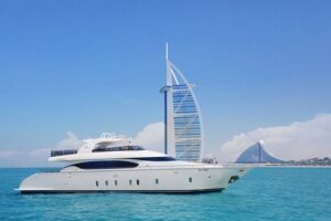 Excursion by yacht in Dubai