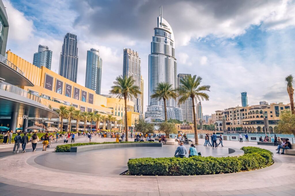 crowd_of_tourists_walking_at_the_square_near_the_entrance_to_dubai_mall
